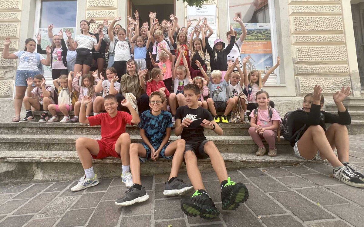 Otroci med igrivim spoznavanjem Lenarta in njegovih znamenitosti.