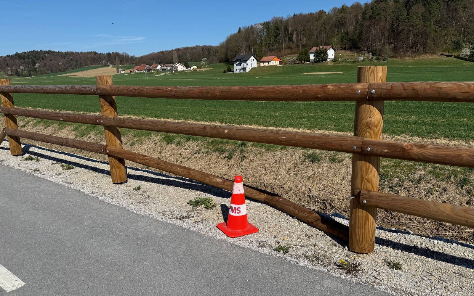 Neznanci poškodovali kolesarsko ograjo
