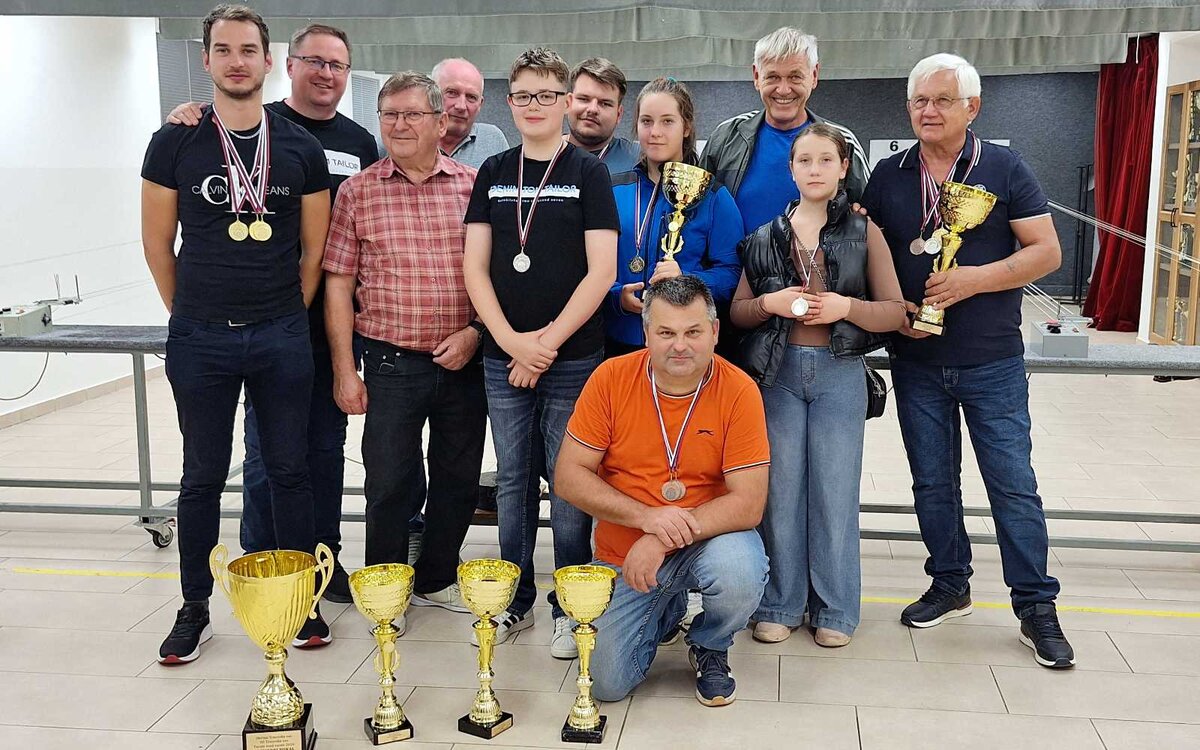 Sodelujoči člani društva in domačini na turnirju