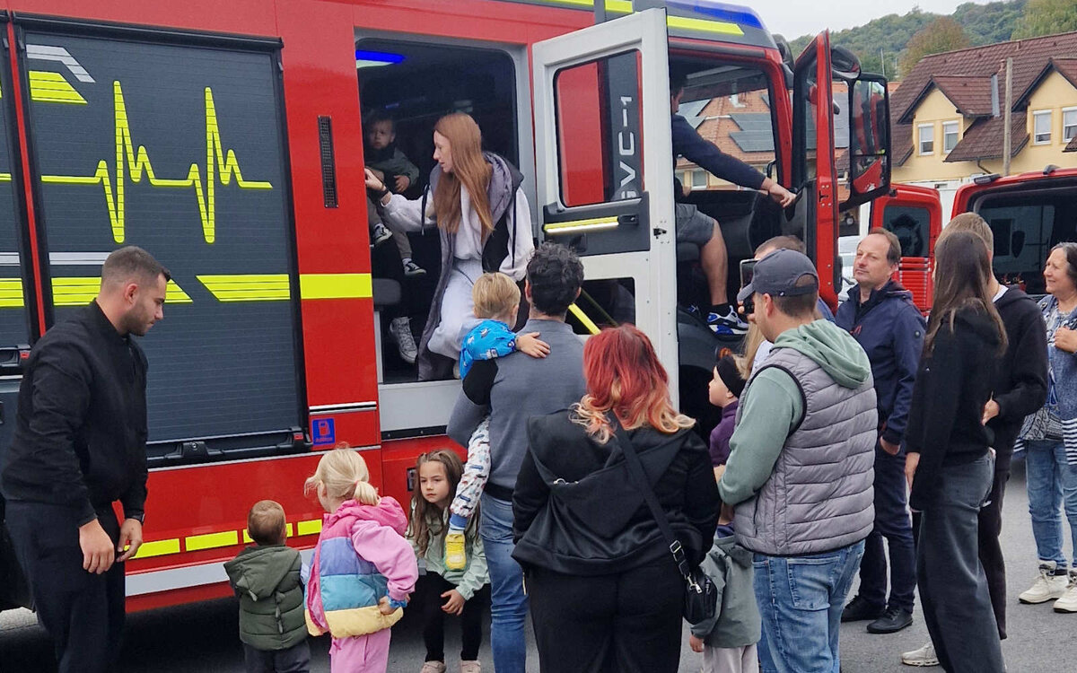 Dan odprtih vrat PGD Voličina z ogledom gasilskih vozil in opreme.