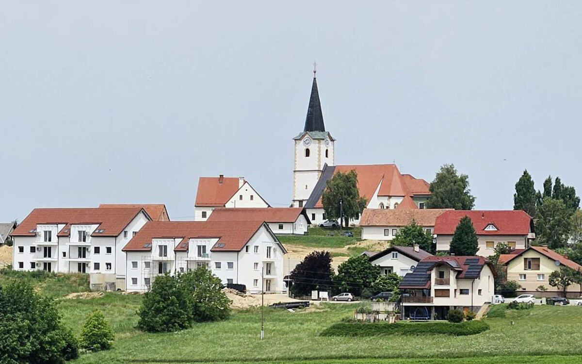 Lokalne volitve 2026 v Občini Cerkvenjak: za županski položaj se potegujeta aktualni župan Marjan Žmavc in nekdanji podžupan Andrej Kocbek. Za devet mest v občinskem svetu kandidira 19 kandidatov. 2. Open Graph (OG) OG Title: Lokalne volitve 2026: Žmavc in Kocbek v boju za županski stolček Cerkvenjaka OG Description: V Cerkvenjaku se bosta za županski položaj pomerila Marjan Žmavc in Andrej Kocbek. Za devet sedežev v občinskem svetu se poteguje 19 kandidatov. Preverite, kdo kandidira. 3. Meta Description (SEO) Kdo kandidira na lokalnih volitvah 2026 v Cerkvenjaku? Za župana se potegujeta Marjan Žmavc in Andrej Kocbek, za občinski svet pa 19 kandidatov. 4. Keywords (ključne besede) lokalne volitve 2026, Cerkvenjak, Občina Cerkvenjak, županske volitve Cerkvenjak, Marjan Žmavc, Andrej Kocbek, kandidati za župana, občinski svet Cerkvenjak, kandidati za občinski svet, volilne enote Cerkvenjak, SDS, NSi, Slovenske gorice, Ovtar24 Uredniška opomba: Ker občinska volilna komisija kandidatur še ni uradno potrdila, je v prispevku smiselno ohraniti jasno navedbo, da gre za neuradne podatke. Prav tako naj ALT besedilo opisuje dejansko vsebino fotografije – če gre za fotografijo občinske stavbe ali panoramo Cerkvenjaka, ga je treba ustrezno prilagoditi.