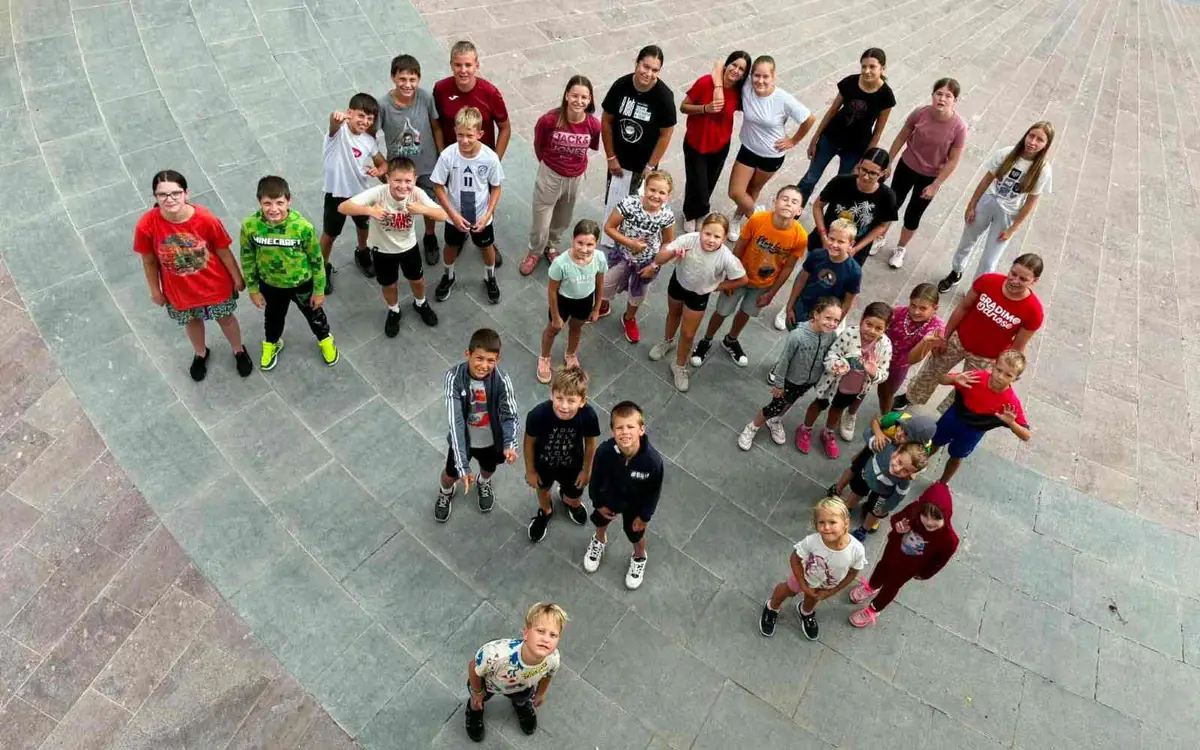 Otroci in animatorke med letošnjim oratorijem v Jurovskem Dolu.