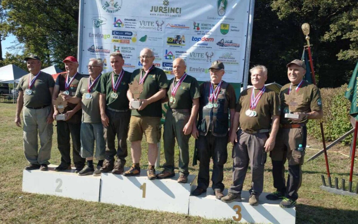 Veterani in superveterani na državnem prvenstvu Lovske zveze Slovenije v streljanju na strelišču Lovske družine Juršinci v Mostju ob Pesnici.