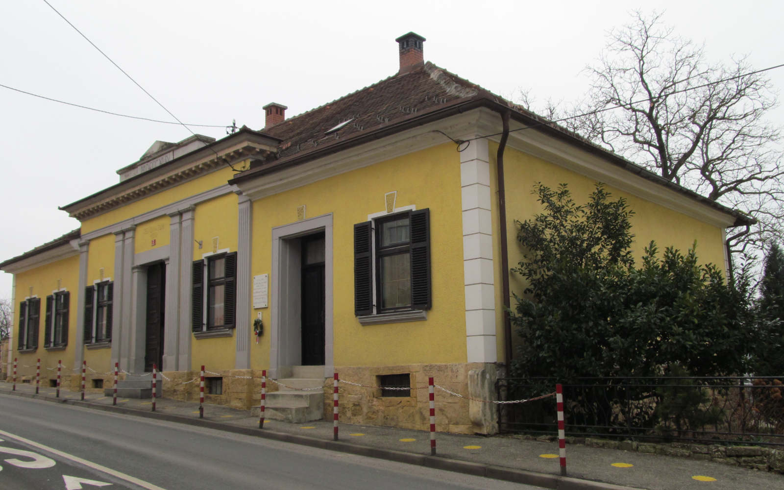 Spominska plošča na hiši dr. Ožbalta Ilauniga v Lenartu