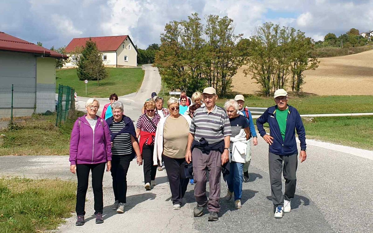Člani Društva upokojencev Lenart med poletnimi aktivnostmi in druženjem.