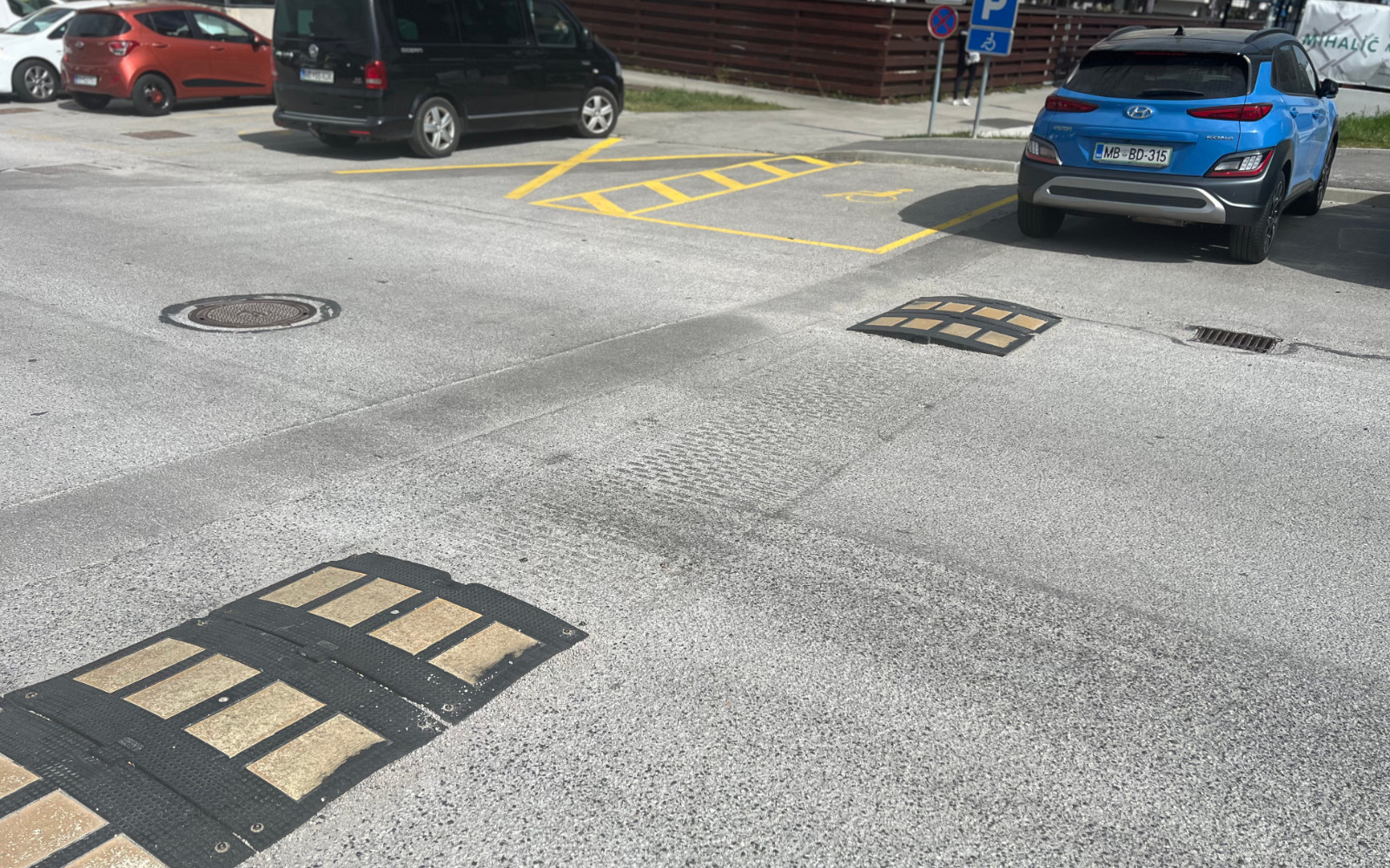 Poškodovani ležeči policaj in štrleči vijaki