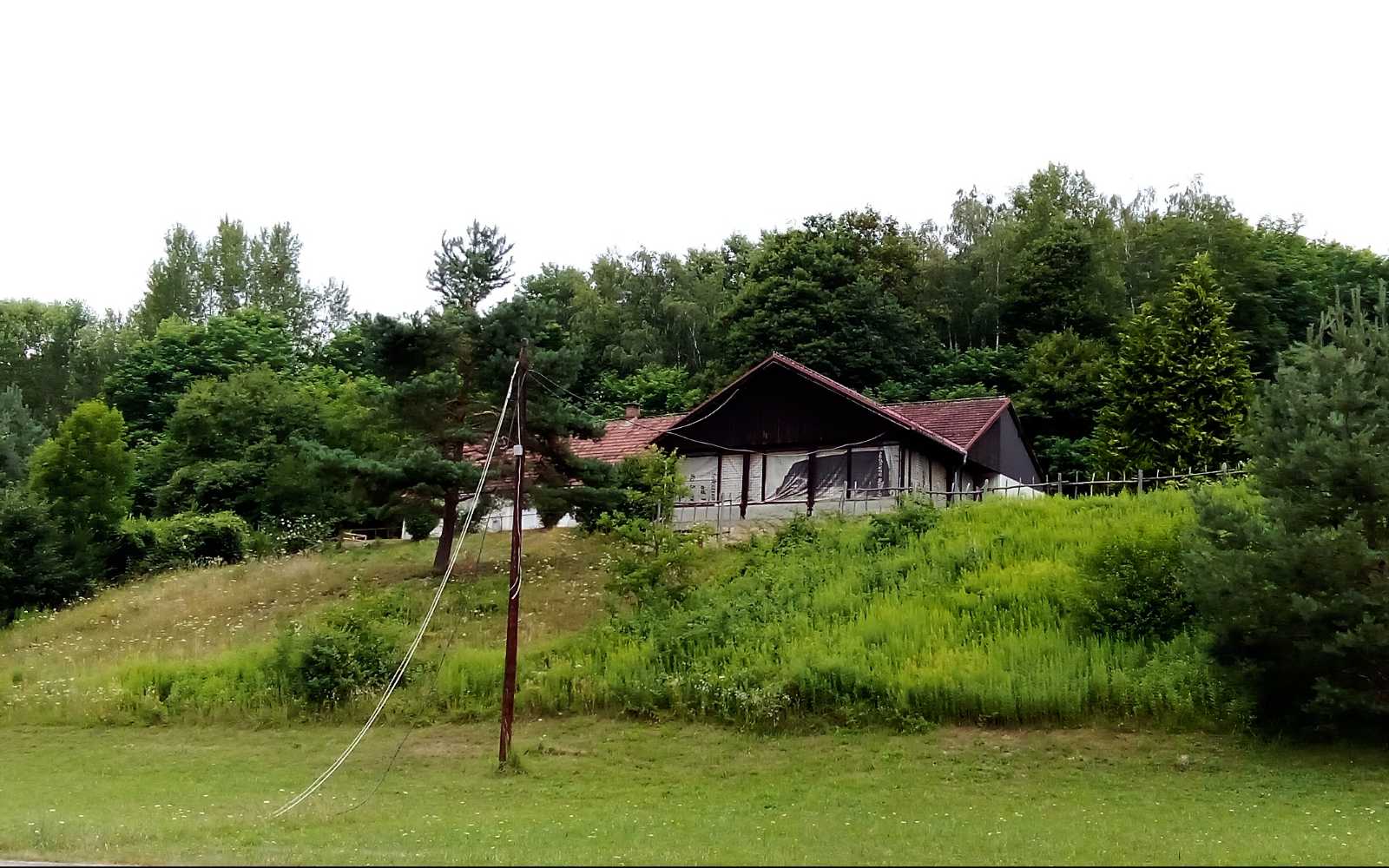 Zapuščen nekdanji motokros center v Oseku pri Lenartu, danes brez dirk in obiskovalcev.