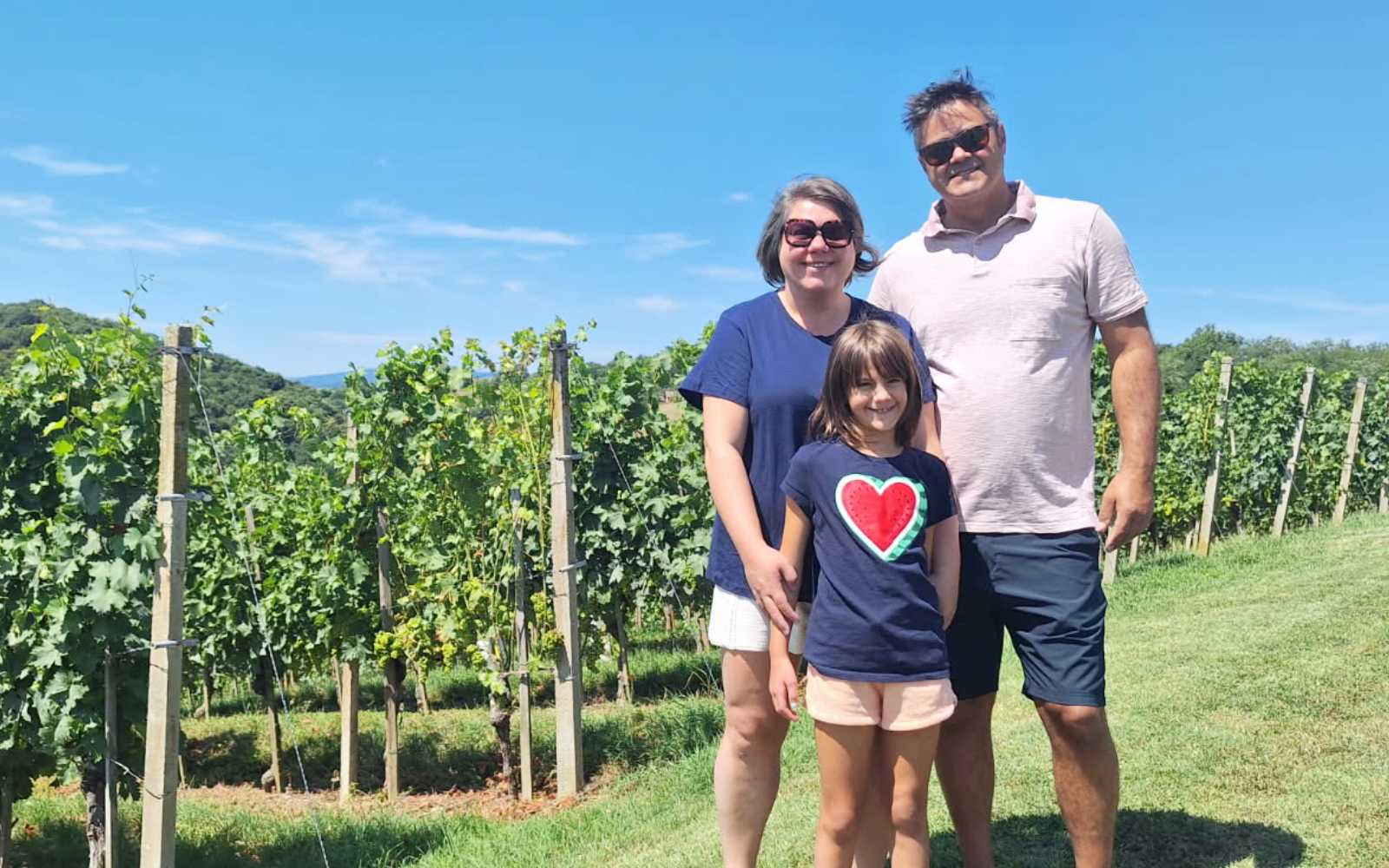 Kristina Young z družino med vinogradi v Slovenskih goricah, kjer vsako leto preživijo del poletja