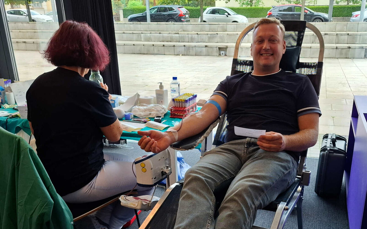 Navijaštvo in humanitarnost sta združena v akciji Vijol’čna kri za vse ljudi.