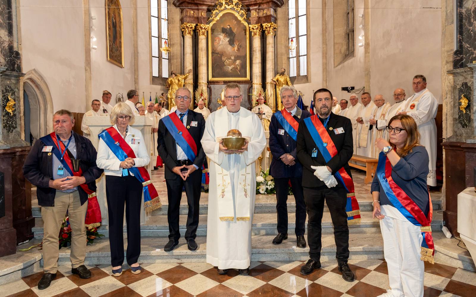 Župnik Marjan Pučko med slovesnim bogoslužjem v cerkvi sv. Lenarta v Lenartu. Po enajstih letih služenja zapušča lenarško župnijo in prevzema vodenje župnije Ljutomer.