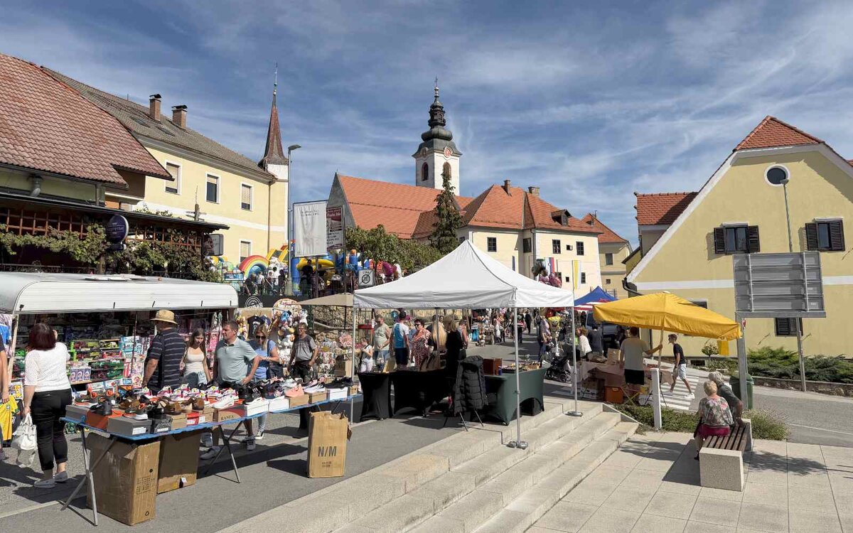 Obiskovalci tradicionalnega Ruperškega žegnanja v Voličini ob stojnicah z domačimi dobrotami in lokalnimi izdelki.